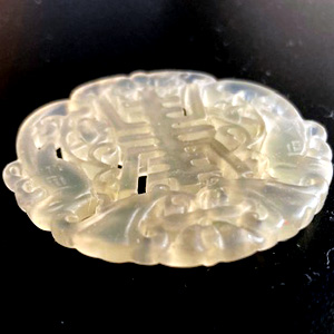 透明感ある翡翠両面透かし彫パーツ 中華文字アレンジ柄