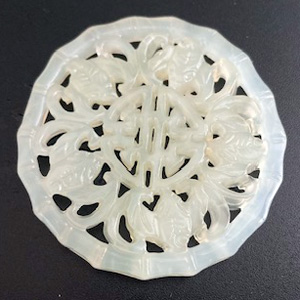 翡翠両面彫のこうもりと竹モチーフパーツ