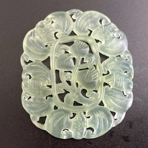 花とこうもりアレンジの翡翠モチーフパーツ