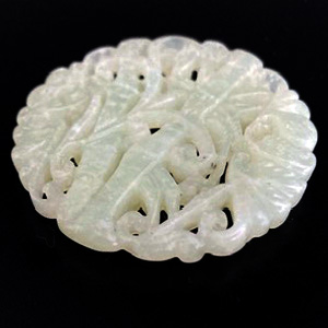 生い茂る植物をアレンジした翡翠モチーフ