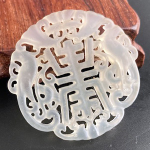 透明感ある翡翠両面透かし彫パーツ 中華文字アレンジ柄