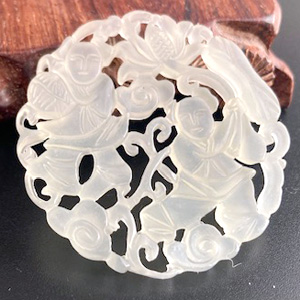 唐子童子柄の翡翠両面透かし彫パーツ