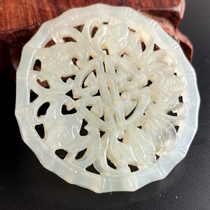 翡翠両面彫のこうもりと竹モチーフパーツ