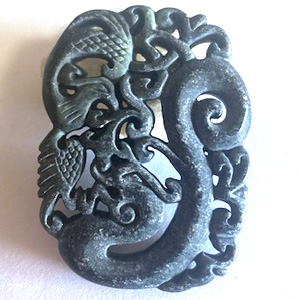 アンティーク仕上げ龍の翡翠モチーフ（黒系）