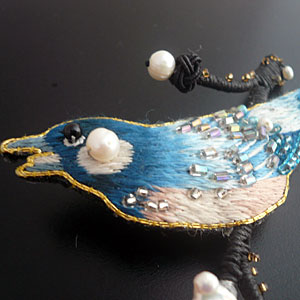 絹刺繍と真珠・鳥ブローチ。鳥のアップ