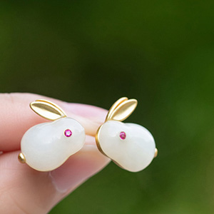 和田玉うさぎピアス